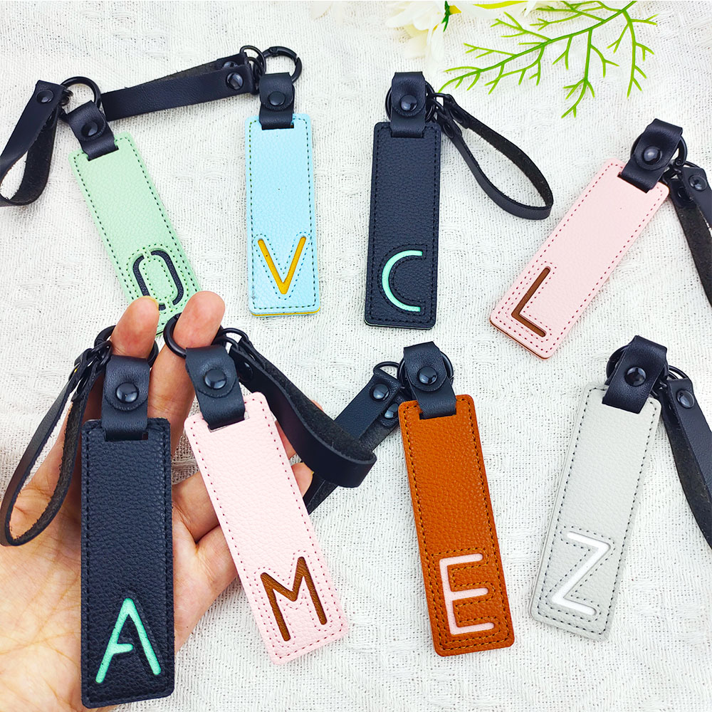 Классический брелок из искусст – обзор и цена Monogram Keychain Leather
